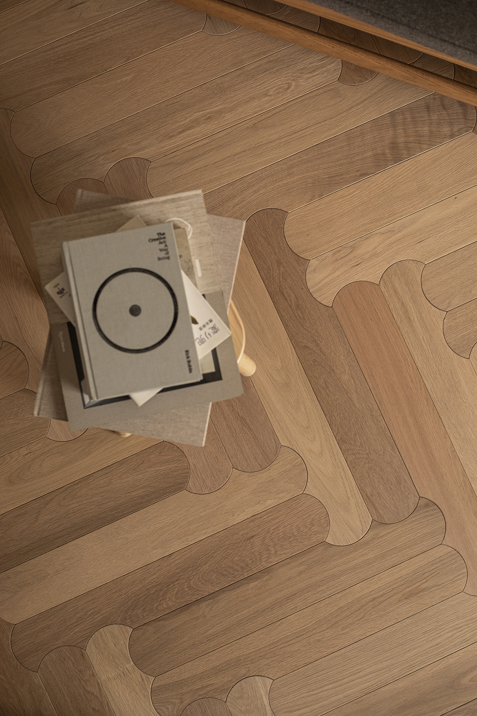 Piso de madera de ingeniería con patrón curvo
