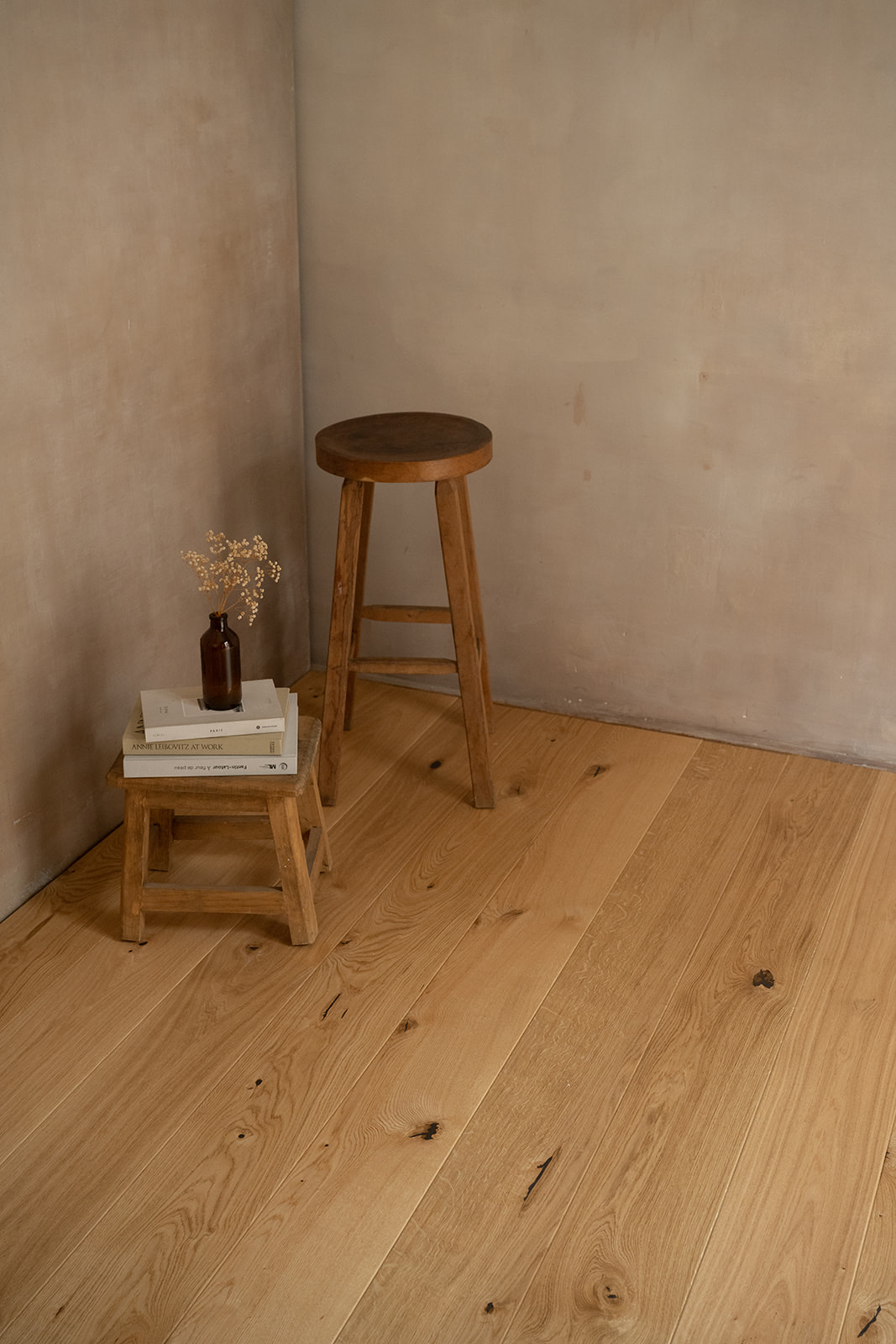 Piso de madera de roble en un interior cálido y minimalista